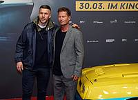 Der ehemalige Fußballer Lukas Podolski (l) und Til Schweiger (r) bei der Premiere des Films "Manta Manta ? Zwoter Teil".