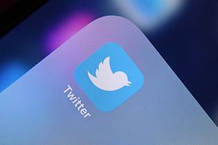Bei Twitter kann man sich Tweets entweder chronologisch oder gewichtet vom Algorithmus anzeigen lassen.